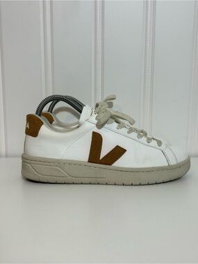 Veja urca cwl White & Brown Casual Sneaker with Suede Accent